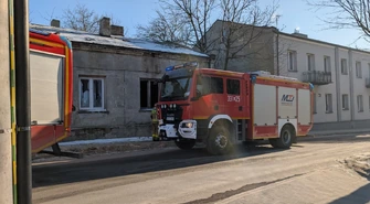 Straż pojechała do pożaru pustostanu. Bezdomni rozpalili ognisko