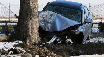 Audi uderzyło w drzewo. 63-latek był kompletnie pijany ZDJĘCIA