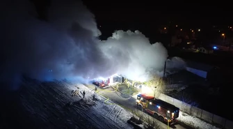 Płonął tartak w Piotrkowie. Świadkowie mówią o wybuchach ZDJĘCIA