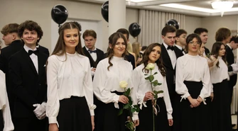 Niesamowity polonez uczniów "Chrobrego". Piękny bal studniówkowy I LO w Piotrkowie ZDJĘCIA