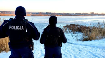 Policjanci dbają o bezpieczeństwo przy akwenach