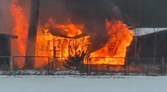 Pożar domków letniskowych w Sulejowie. Jeden się zawalił ZDJĘCIA