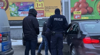 Uciekła podczas policyjnej kontroli, wiozła dzieci. Miała prawie promil