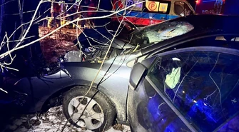 32-latek uderzył w drzewo. Trafił do szpitala