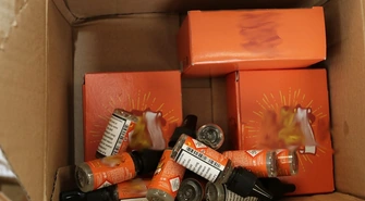 KAS przechwyciła nielegalne towary w przesyłkach kurierskich. W akcji pomogły psy służbowe