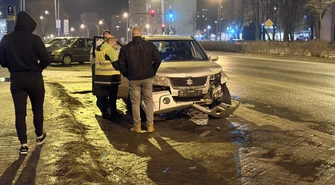 Mercedes nie ustąpił pierwszeństwa i zderzył się z Suzuki