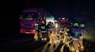 Zderzenie ciężarówek na DK74. Jeden z kierowców ranny, drugi uciekł