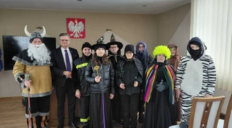 Ostatkowa tradycja podtrzymana – wizyta przebierańców w Urzędzie Gminy w Moszczenicy