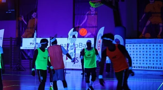 Tego jeszcze nie grali! Koszykówka w ciemnościach przyciągnęła tłumy [Video, zdjęcia]