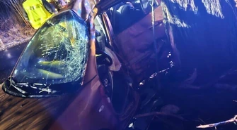 Auto uderzyło w drzewo pod Piotrkowem. Zginęła 39-letnia kobieta