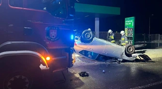 Mazda dachowała tuż przy stacji paliw w Wolborzu. Kierowca uciekł