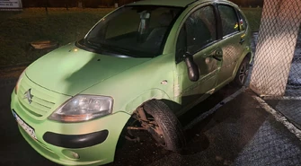 Zakręt pokonał kierującą Citroenem. Skończyło się na lawecie