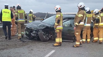 Elektryczna Kia roztrzaskana na A1 pod Piotrkowem