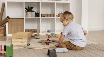 Meble Montessori – dlaczego rodzice coraz częściej wybierają je do pokoju dziecka?