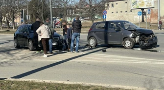Groźnie na skrzyżowaniu 3 Maja i Kopernika. Zderzyły się dwa samochody 