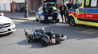 Samochód wyjechał wprost pod nadjeżdżający motocykl. Jedna osoba trafiła do szpitala 