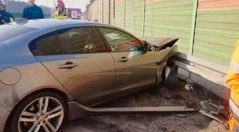 Jaguar uderzył w bariery na S8 pod Piotrkowem. Są utrudnienia