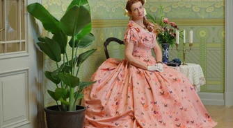 Piotrkowianka odtwarza modę XIX wieku. Jej suknie zachwycają