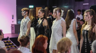 Fenomenalny pokaz mody uczniów ZSP nr 6. Ubrania z recyklingu zachwyciły publiczność ZDJĘCIA