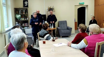 Policjanci rozmawiali o oszustwach z seniorami 