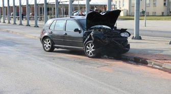 18-latek uderzył w słup targowiska, jedna osoba w szpitalu