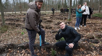 Wspólne sadzenie lasu z Nadleśnictwem Piotrków „Las potrzebuje równowagi pokoleń”