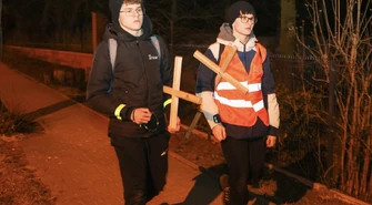 Prawie 200 osób i nawet 60 km nocą. Ekstremalna Droga Krzyżowa wyruszyła z Piotrkowa ZDJĘCIA