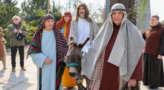 Niedziela Palmowa w Piotrkowie. Procesja z osiołkiem przeszła ulicami miasta ZDJĘCIA