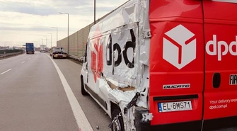 Zatrzymał się zmienić koło. Chwilę później w  busa uderzyła ciężarówka