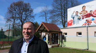 Sportowi bohaterowie na ścianie szkoły. Uroczyste odsłonięcie muralu w Piotrkowie