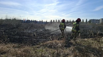 Duży pożar przy Dmowskiego. Strażacy: to mogło być podpalenie
