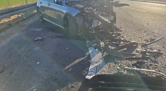 Kolejny groźny wypadek na S8 pod Piotrkowem. Mercedes wbił się w tył TIR-a