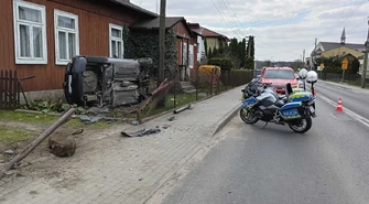 Kierowca staranował  ogrodzenie i prawie uderzył w dom