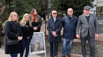 Guziki pamięci rozdane. Piotrkowianie uczcili ofiary Katynia