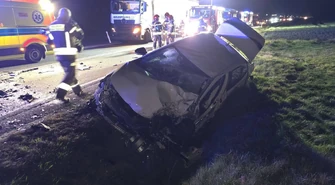 Czołowe zderzenie na DK74. 21-latek trafił do szpitala