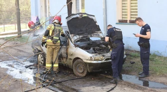 Auto stanęło w ogniu na Broniewskiego