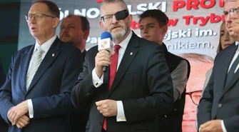 Grzegorz Braun w Piotrkowie: ostre słowa i „gaśnica” na krzywdzie. Spotkanie w cieniu protestu rolników