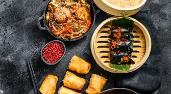 Kurczak na gorącym półmisku – teatr smaków w Twojej jadalni 