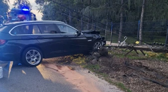 BMW ścięło słup na Dworskiej. W okolicy nie ma prądu