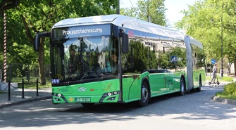 Nowy "przegubowiec" wyjechał na ulice Piotrkowa. MZK sprawdzało, czy zmieści się na rondach i wąskich ulicach