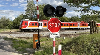 Duża awaria na przejeździe kolejowym w Piotrkowie. Nie działają rogatki i sygnalizacja