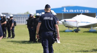 Policjanci z kilkunastu miast opanowali lotnisko w Piotrkowie. Trwały specjalistyczne ćwiczenia