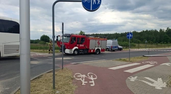 Autokar uderzył w latarnię podczas zawracania. Na szczęście nikt nie ucierpiał