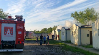 Pożar w budynku przy ul. Przemysłowej w Piotrkowie. Szybka reakcja straży pożarnej, nikt nie ucierpiał