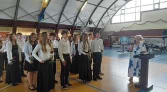Ósmoklasiści pożegnali mury swojej szkoły