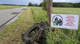 Przy drodze powiatowej pojawiła się „laurka” dla zarządcy. Mieszkaniec zwraca uwagę na zalegające śmieci