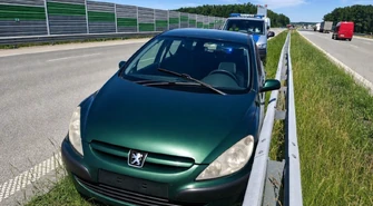 Porzucili Peugeota na A1. Wcześniej zdjęli tureckie tablice i odjechali