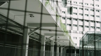 Słupy żelbetowe w nowoczesnym budownictwie przemysłowym – projektowanie i montaż
