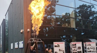 Historyczne zdjęcia i balonowe kosze przed Mediateką. Lotnicza wystawa towarzyszy Fly Fest