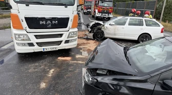 Groźnie na DK12. Trzy auta zderzyły się na moście w Przygłowie